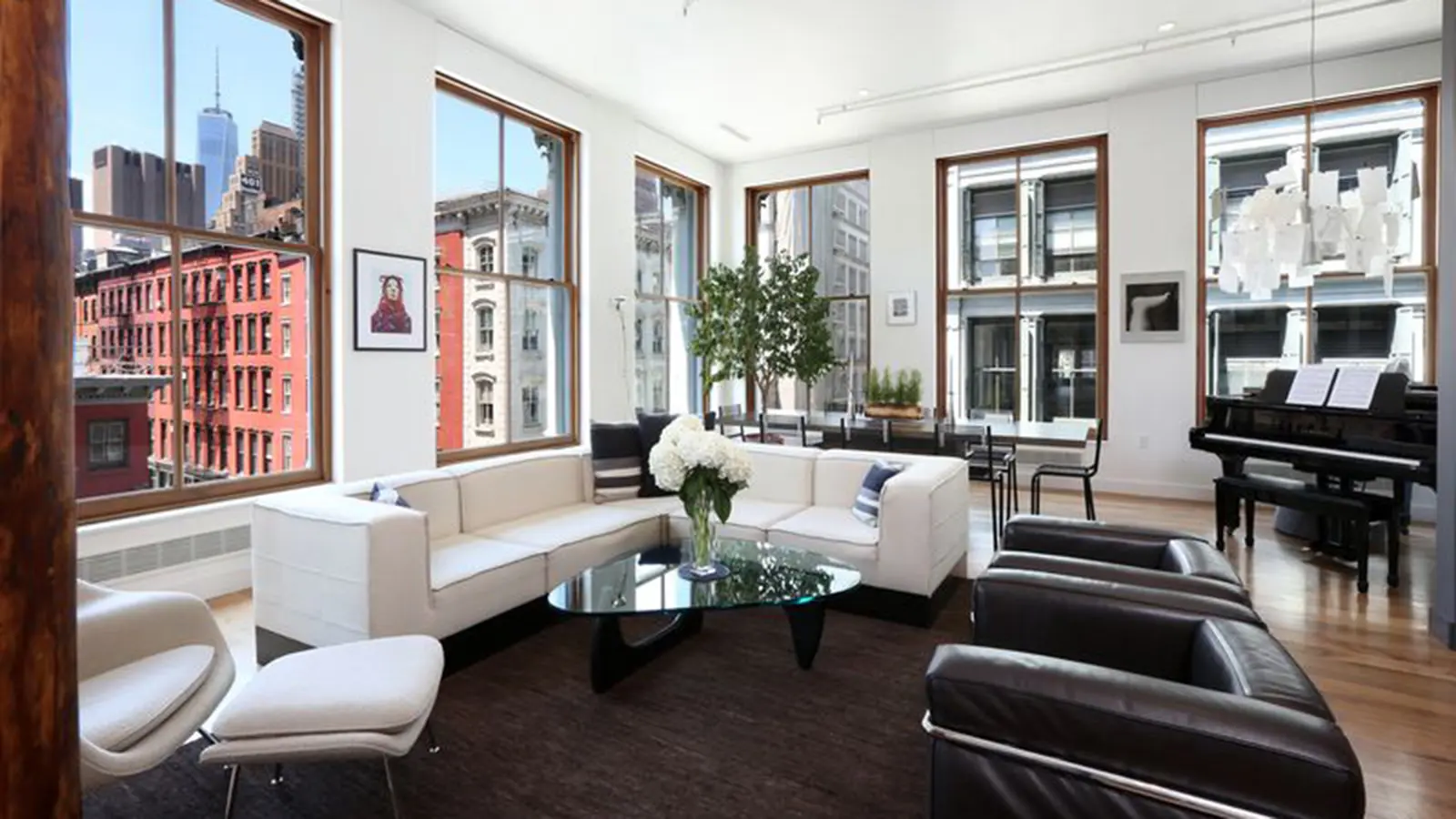 Neat street apartment. Сохо Нью-Йорк. Квартира Мадонны в Нью-Йорке. Район Сохо в Нью-Йорке. Дом Сохо Нью Йорк.